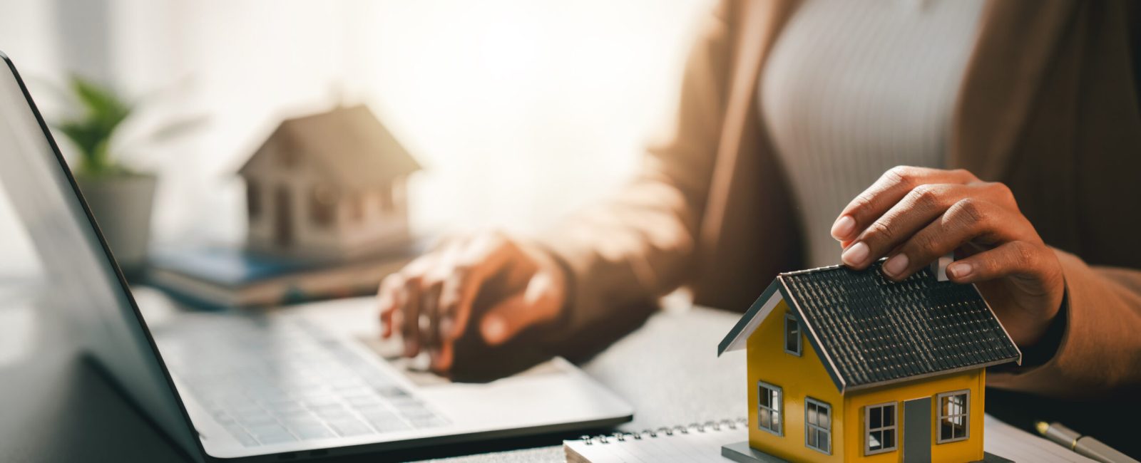 real estate agent Deliver model homes to customers. Mortgage contracts, loans, hire-purchase contracts and home sales. real estate loan concept